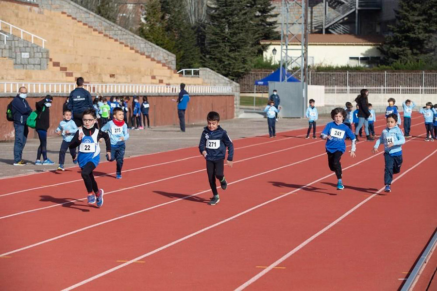 Los escolares de las escuelas de San Vicente se acercan al atletismo